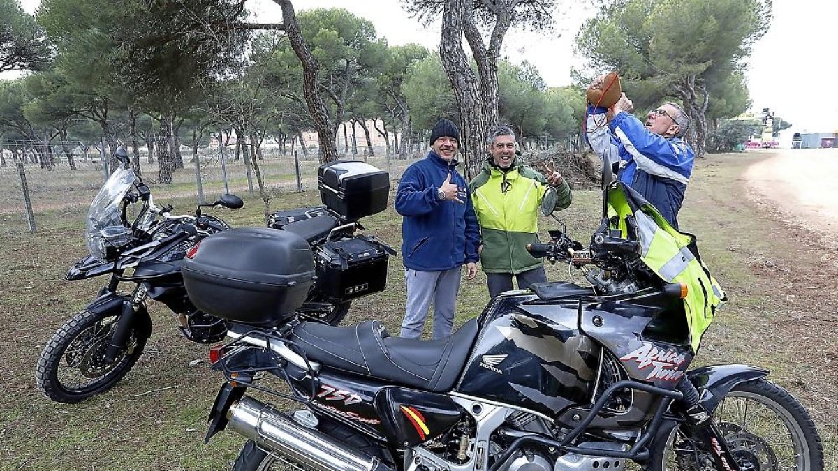 Tres moteros en la zona de acampada.-J.M. LOSTAU