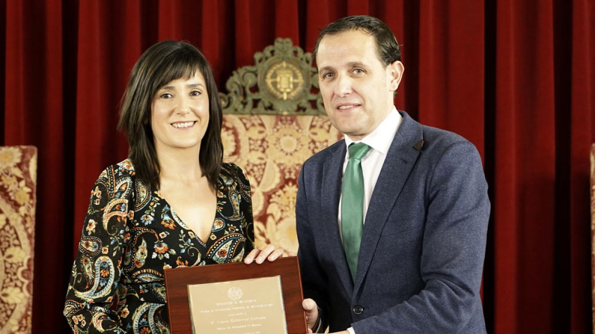 Laura Gutiérrez recibe de Conrado Íscar el premio de periodismo de la Diputación. M. Á. SANTOS / D. V.