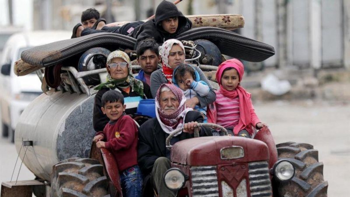 Una familia huye de los combates en la localidad siria de Khaldieh.-REUTERS / KHALIL ASHAWI