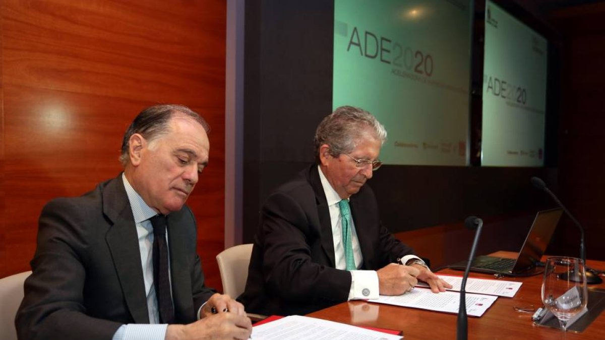 El consejero de Economía y Empleo, Tomás Villanueva, y el presidente de la Compañía Logística de Hidrocarburos, José Luis López, firman un convenio antes de asistir a la graduación y entrega de premios del programa ADE2020-ICAL