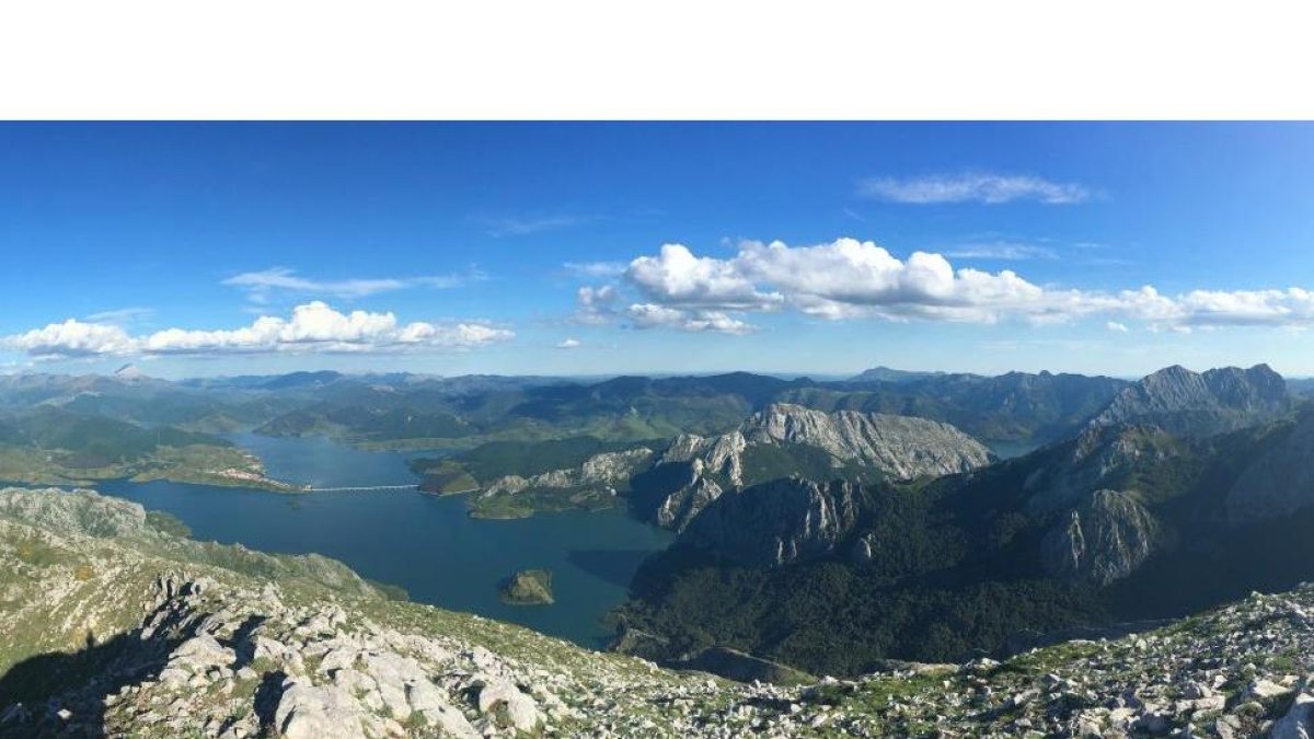 Espectacular panorámica del pantano y las montañas de Riaño que se logra desde la cumbre del Yordas-N. SÁEZ