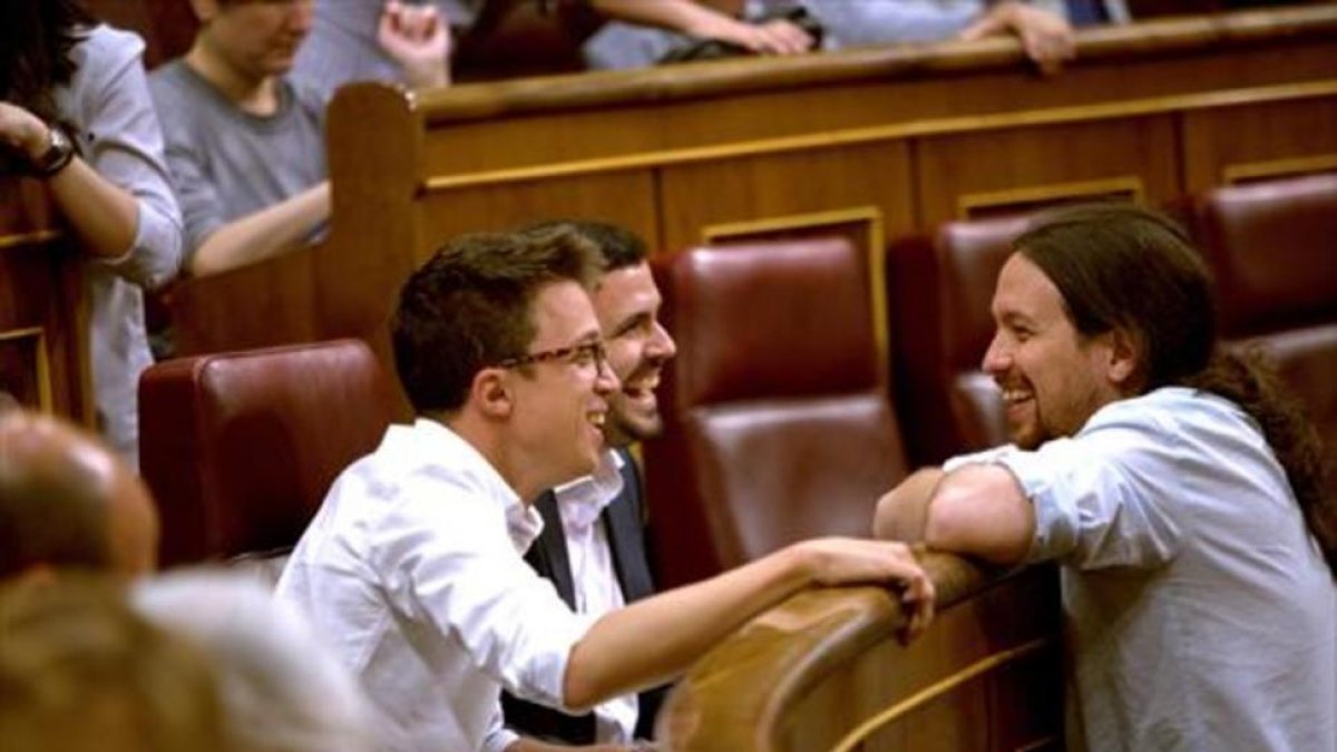 Íñigo Errejón, Alberto Garzón y Pablo Iglesias, ayer, en el hemiciclo del Congreso.-DAVID CASTRO