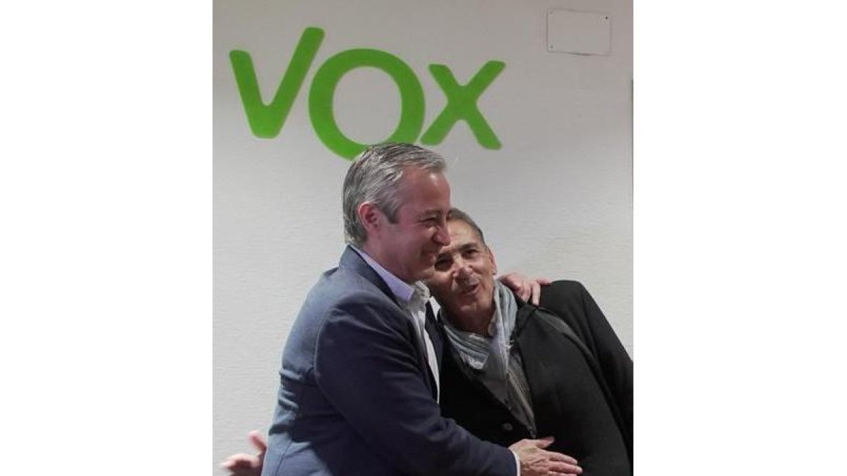 Pablo Sáez diputado de Vox por Valladolid comparece momentos después de conocer los buenos resultados de su formación en Castilla y León.-ICAL
