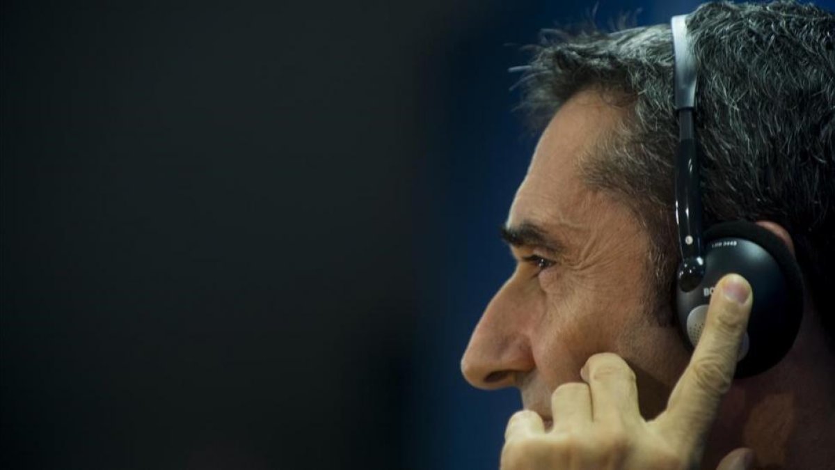 Valverde, en una rueda de prensa previa al choque europeo con el Olympiacos.-JORDI COTRINA