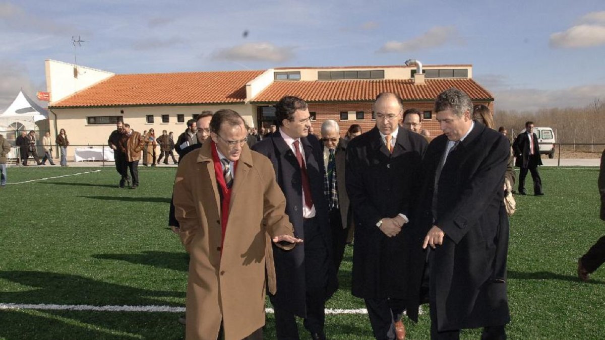 Maté, Heredia, Ruiz Medrano y Villar, en la inauguración de los campos de la FCyLF.-MONTSE ÁLVAREZ