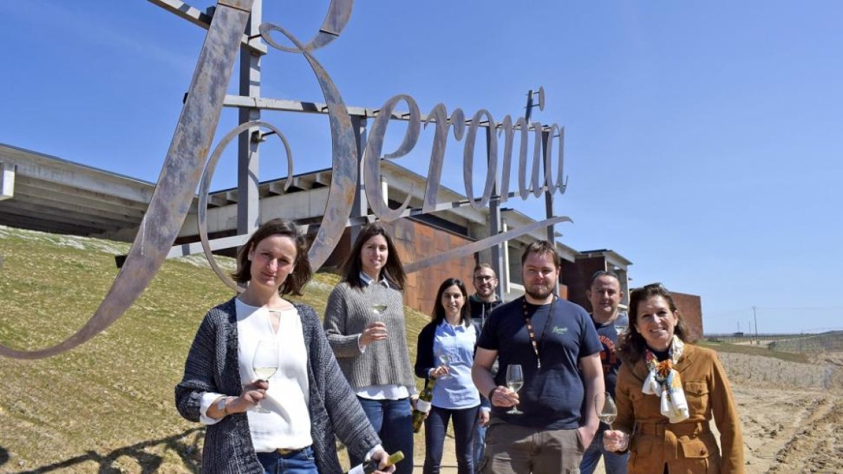 De izda a dcha.: Marian Santamaría, Ana Mª Carrión, Jennifer Aguado, Eugenio Vidal, Javier García, Richard Méndez y Marina García, ante la fachada de la bodega de Rueda.-ARGICOMUNICACIÓN