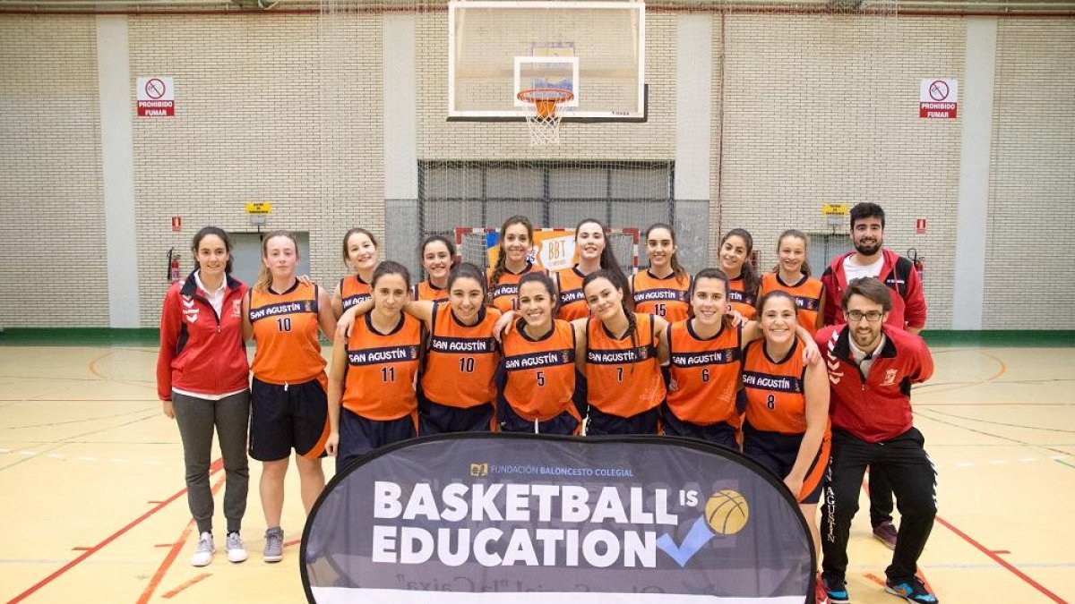 Jugadoras y técnicos del equipo del colegioSanAgustín.-