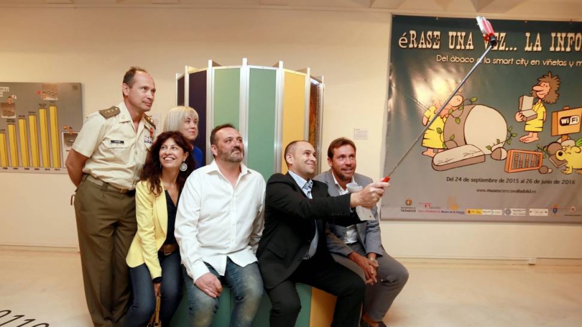 El alcalde de Valladolid, Óscar Puente, y la concejala de Cultura, Ana Redondo, inauguran la exposición 'Érase una vez... la informática. Del ábaco a la Smart City en viñetas y más'.-ICAL