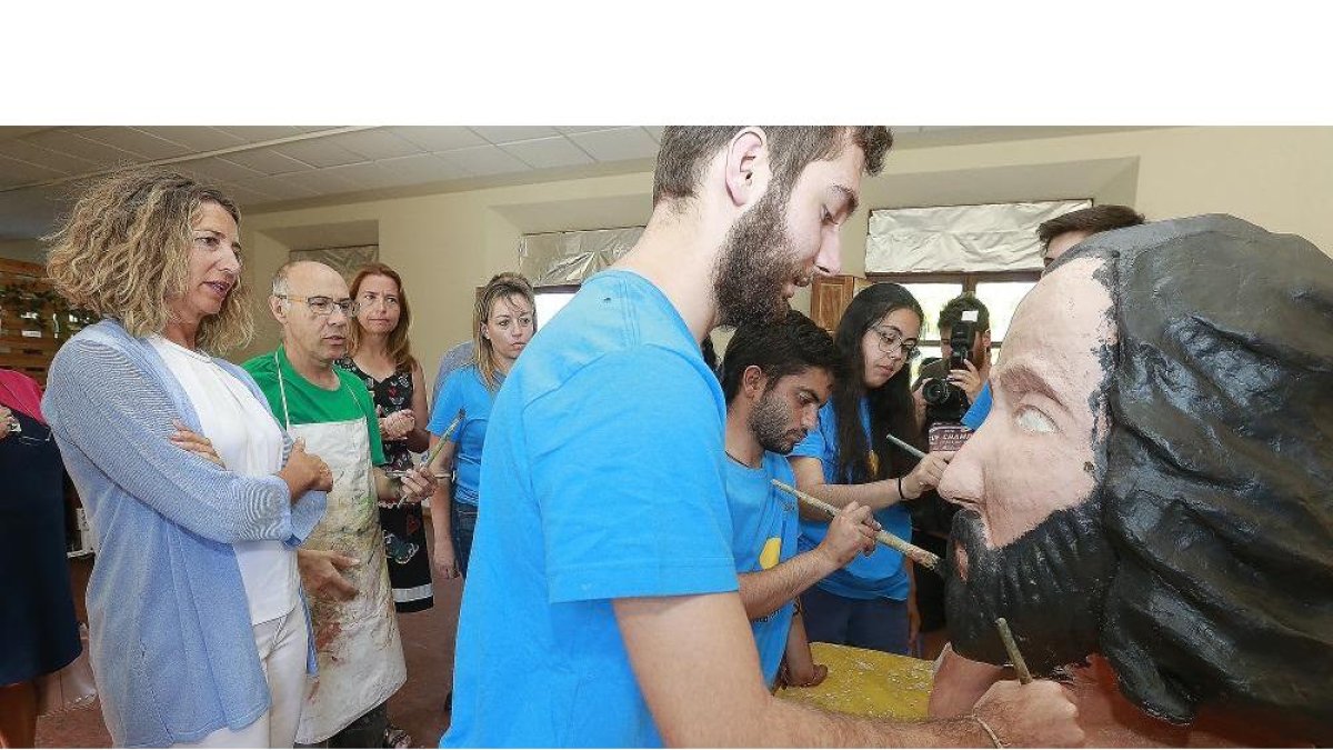 La consejera de Familia, Alicia García, observa el trabajo de varios jóvenes en el campo de voluntariado de Atapuerca.-RAÚL G. OCHOA