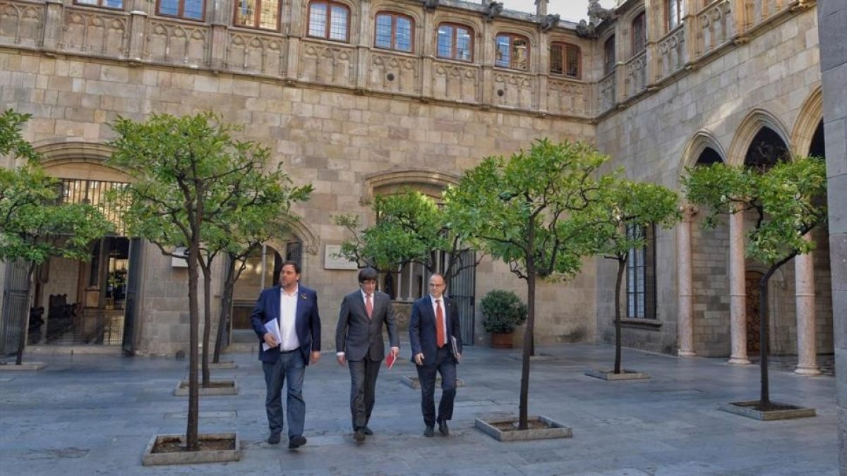 Junqueras, Puigdemont y Turull antes de la reunión del Govern de este martes.-FERRAN SENDRA