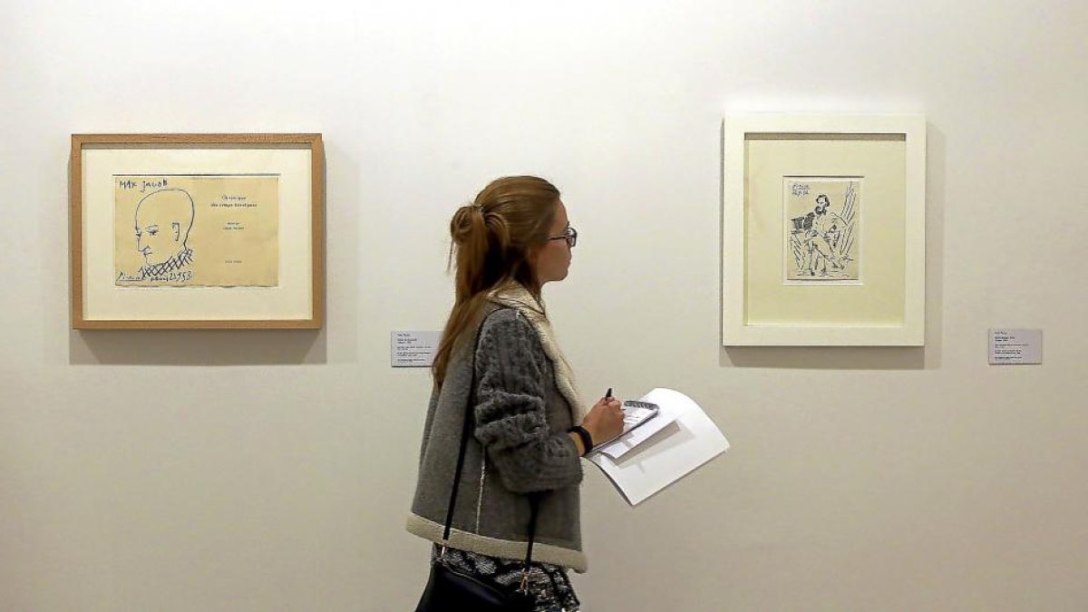 En la pared, retratos en lápiz sobre papel de Max Jakob y León Tolstoi, realizados en los años cincuenta.-ICAL