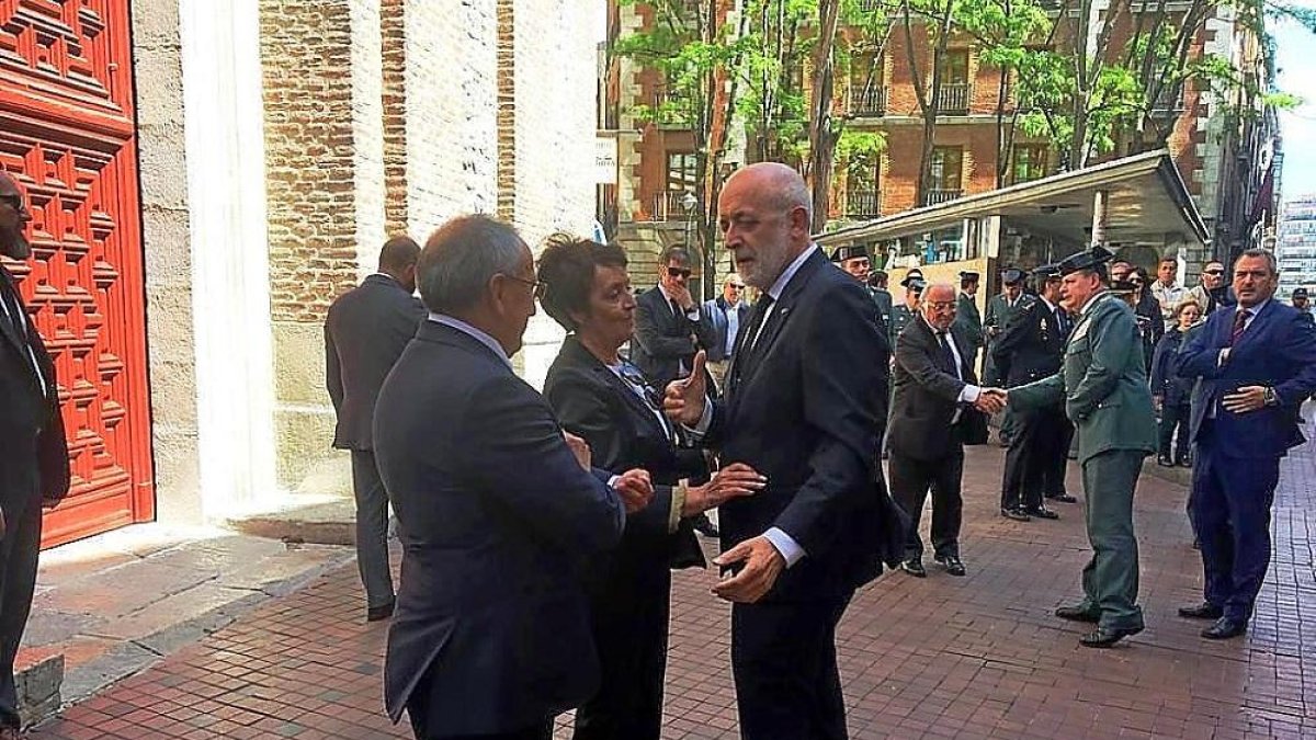 El subdelegado, Emilio Álvarez; la delegada, Mercedes Martín, y el director general de la Guardia Civil, Félix Azón, antes del funeral en San Felipe Neri .-E.M.