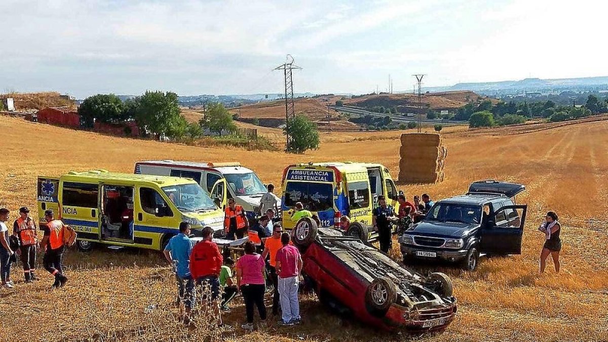 Estado del vehículo tras salirse del camino en Simancas .-L. DE LA FUENTE