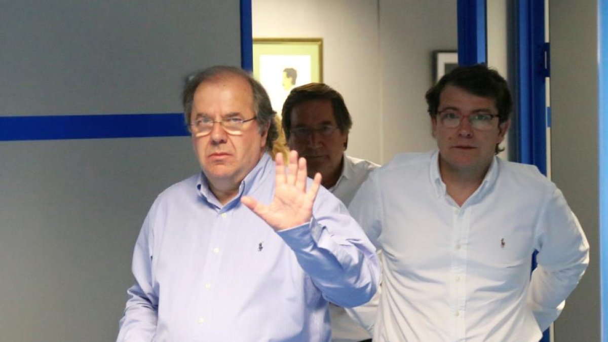 El presidente de la Junta, Juan Vicente Herrera, junto al secretario regional del PP regional, Alfonso Fernández Mañueco, en la sede regional del partido.-ICAL