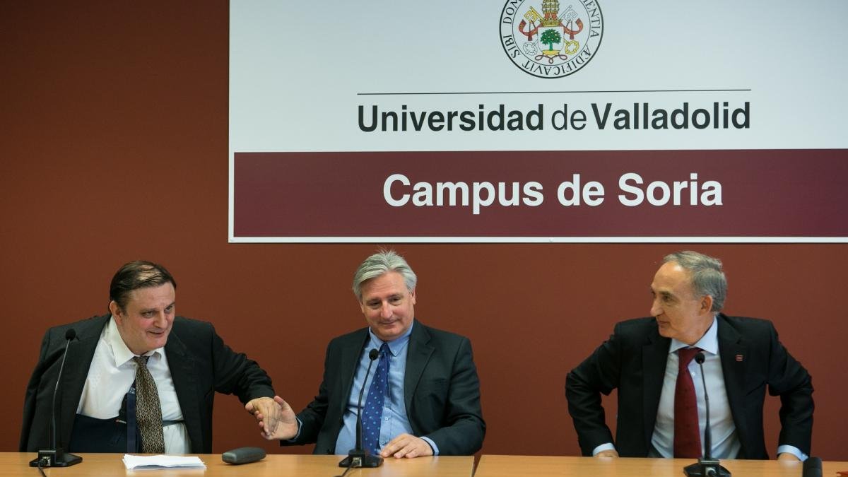 Acto de la toma de posesión de José Luis Ruiz (I) toma posesión como vicerrector del Campus de Soria en presencia del rector de la Universidad de Valladolid, Antonio Largo (C).-CONCHA ORTEGA / ICAL