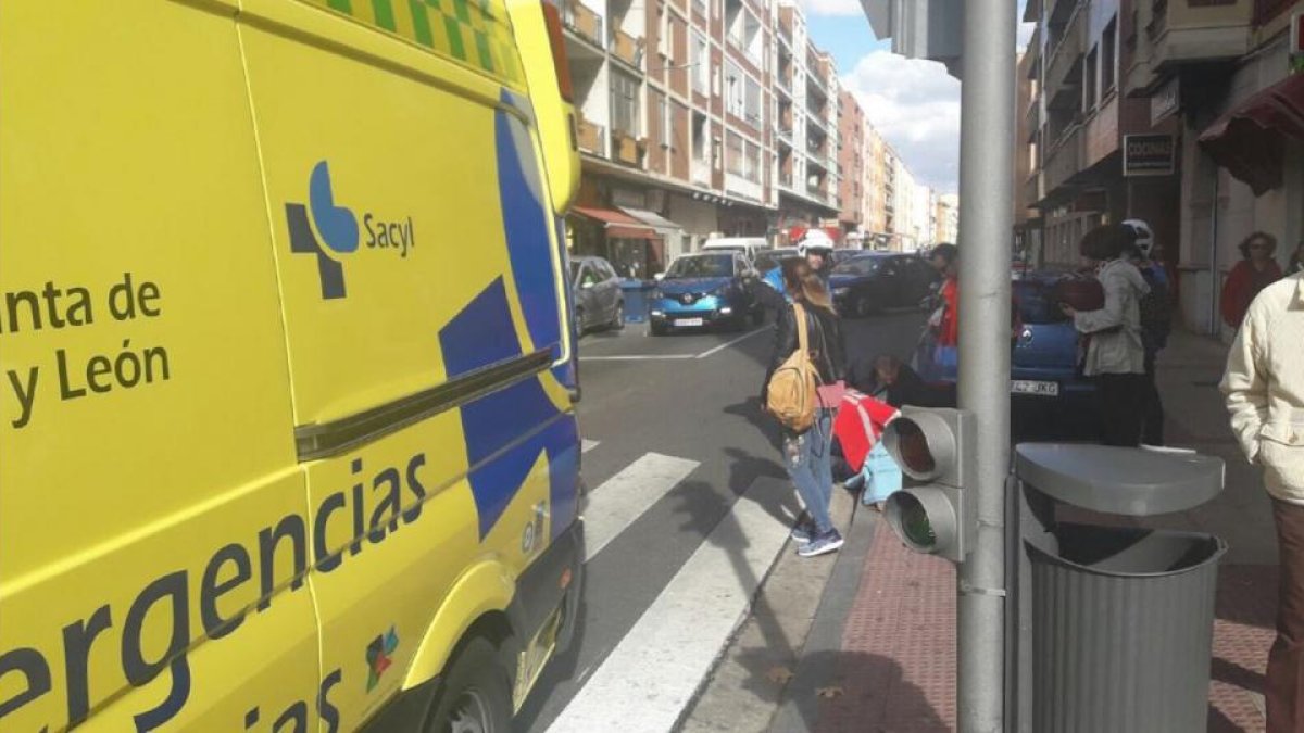 Ambulancia que atendió a la menor.-TWITTER DE POLICÍA VALLADOLID @PoliciaVLL