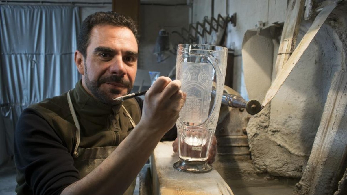 Óscar Santiago, en plena actividad creativa de grabado y talla sobre el cristal, en su taller artesano de Pinillos de Polendos, en Segovia.-ARGICOMUNICACIÓN