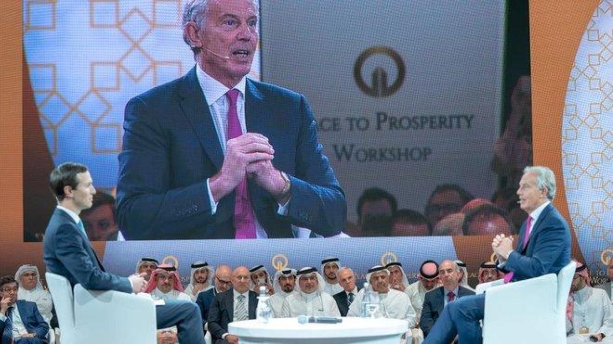 Jared Kushner conversa con Tony Blair durante la conferencia de Bahréin, este miércoles.-