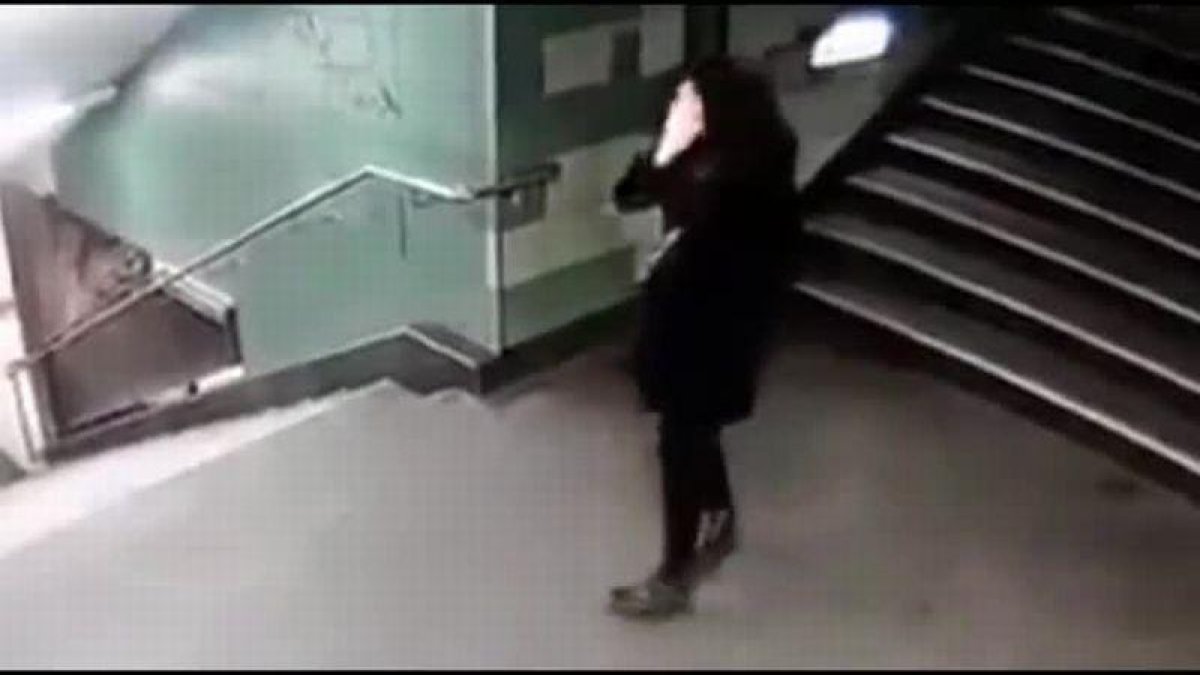 Agresión a una mujer empujada escaleras abajo en el metro de Berlín.-YOUTUBE