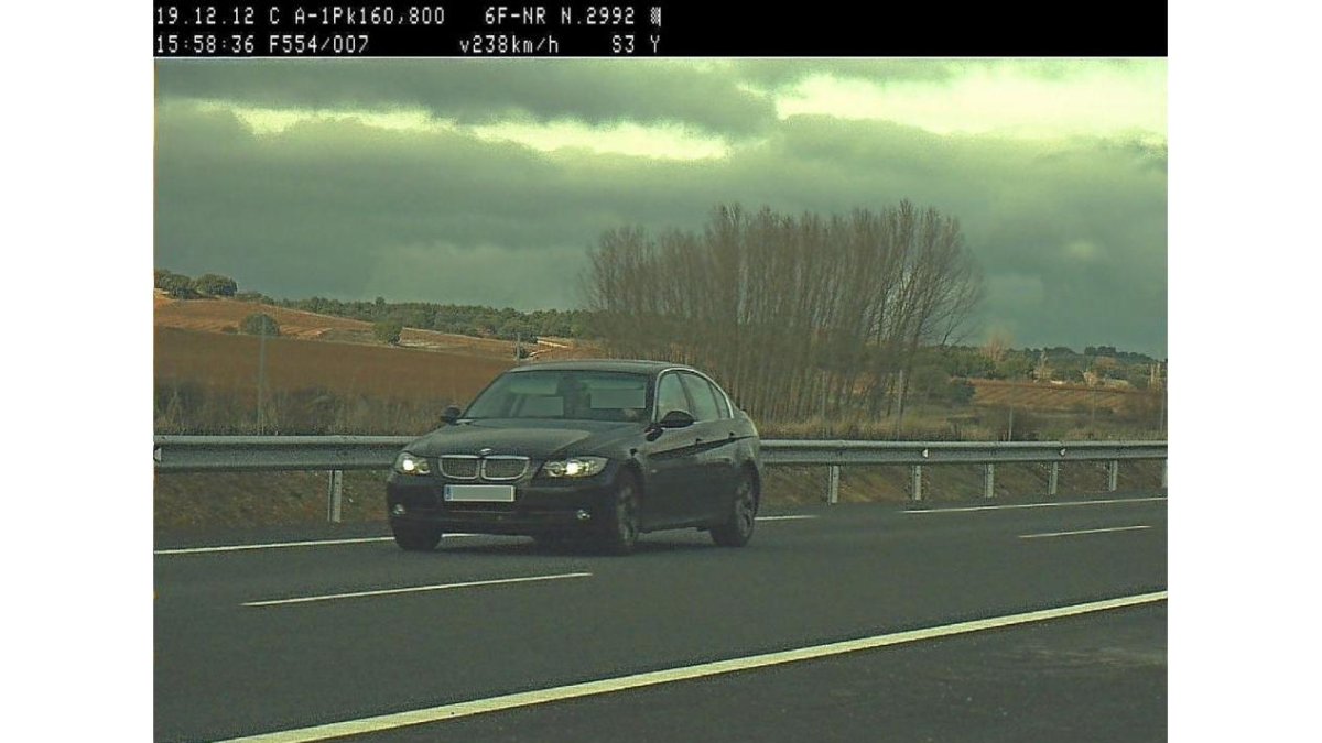 EL ‘GANADOR’. Este BMW, en el que circulaban dos personas, tiene el ‘honor’ de ser el vehículo ‘cazado’ a más velocidad en Castilla y León durante los últimos cinco años. Pillado a una velocidad de 238 kilómetros por hora en la autovía Madrid-Burgos.-E.M.