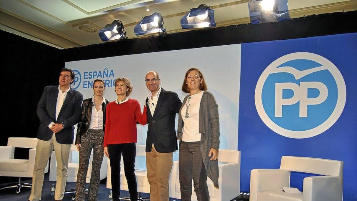 García Tejerina, flanqueada por Bermúdez de Castro y Levy, e Iglesias y Marcos, ayer en Peñaranda de Bracamonte.-Ical