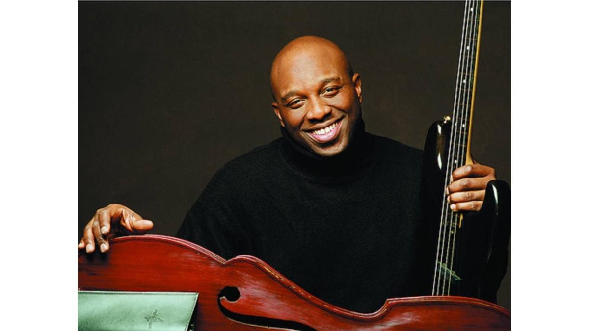 El contrabajista Charnett Moffet, líder de Network, que tocarán hoy en el Universijazz.-E.M.