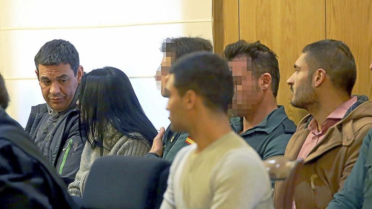 Manuel Martínez se dirige a Vicenta Panduro bajo la mirada de Pablo Azcona y Adrián Blanco durante la primera jornada del juicio.-ICAL