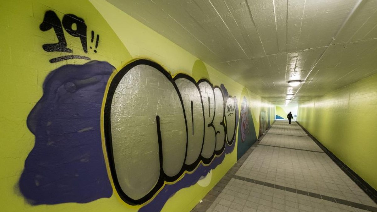 Pintadas en el paso peatonal de San Isidro a los pocos días de abrirse tras su rehabilitación.| E. M.