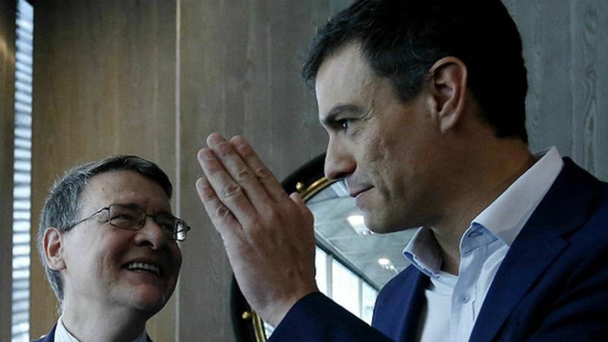 Pedro Sánchez, con Jordi Sevilla.-Foto: JUAN MANUEL PRATS