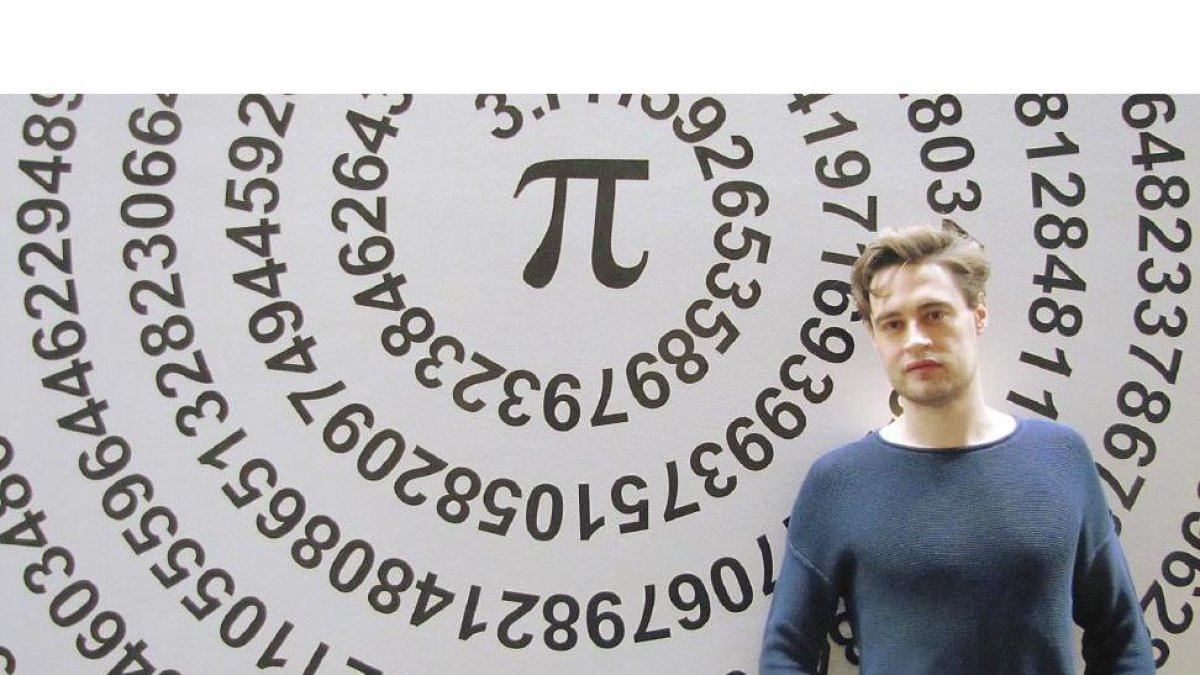 El investigador Sergio Miguel Tomé delante de un mural del número Pi.-EL MUNDO