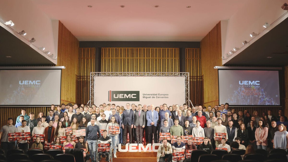 Foto de familia de los becados y representantes de clubes y federaciones en la UEMC. / UEMC