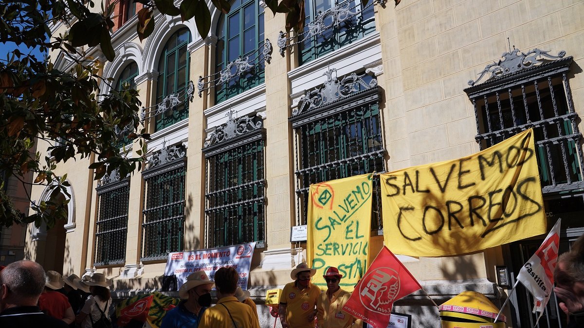 La acampada de CCOO y UGT frente a Correos.- ICAL