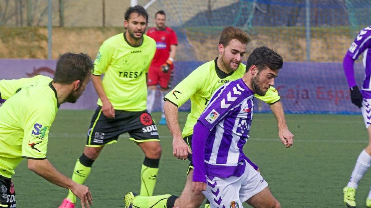 Jose avanza con el balón ante la presencia de varios rivales.-PABLO REQUEJO