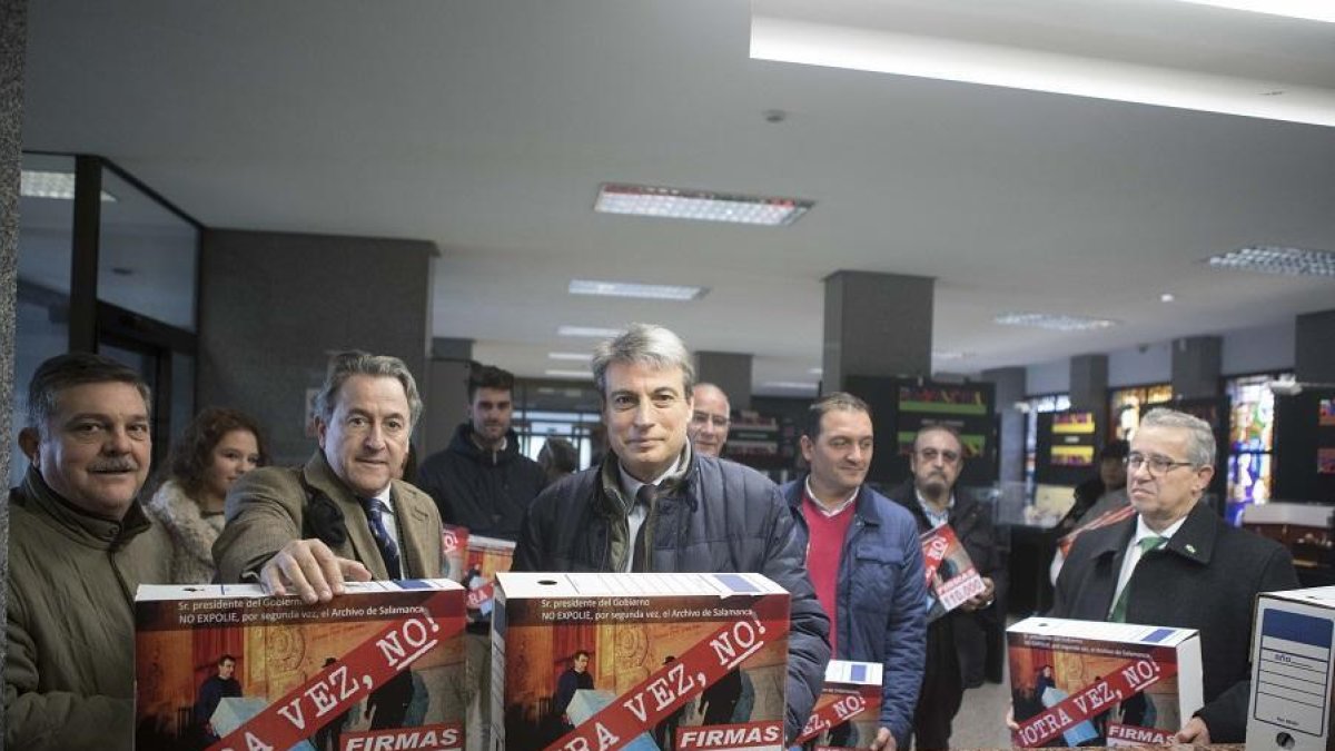 Policarpo Sánchez, y el periodista Hermann Tertsch, miembro de la Junta Directiva, entregan una campaña de firmas en la Delegación del Gobierno-ICAL