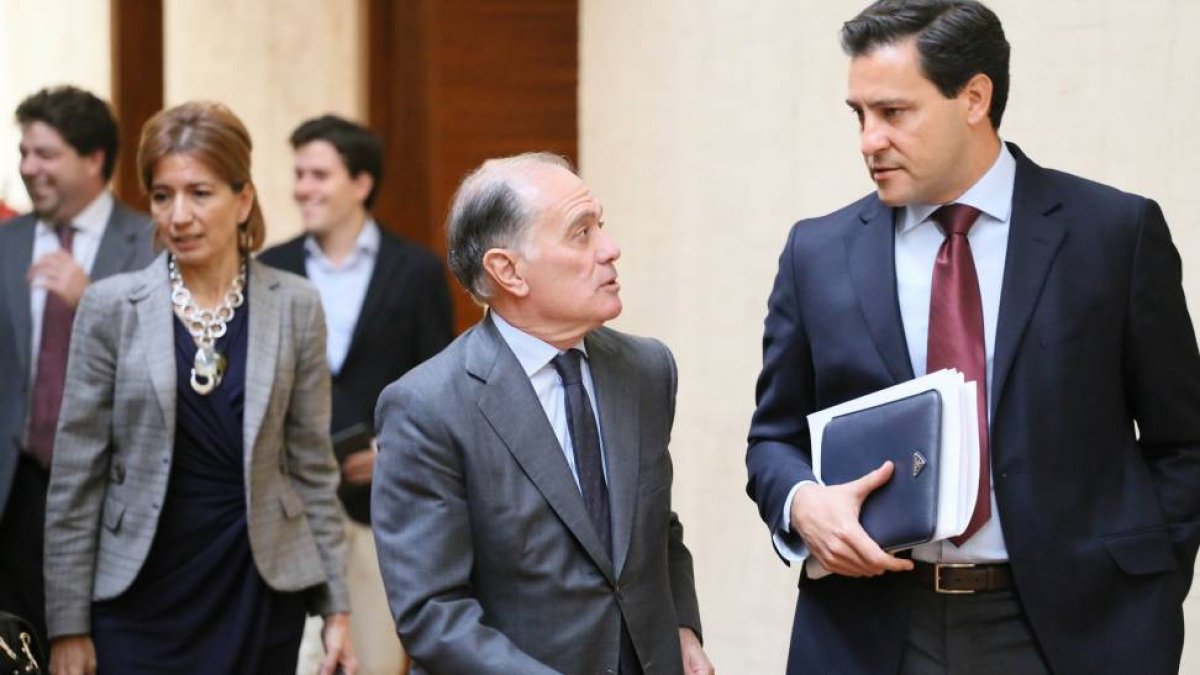 El consejero de Economía y Empleo, Tomás Villanueva, comparece en Comisión de Hacienda de las Cortes de Castilla y León para detallar los presupuestos de esta Consejería para 2015. En la imagen, junto al portavoz de Economía del Grupo Socialista, Julio Ló-Ical