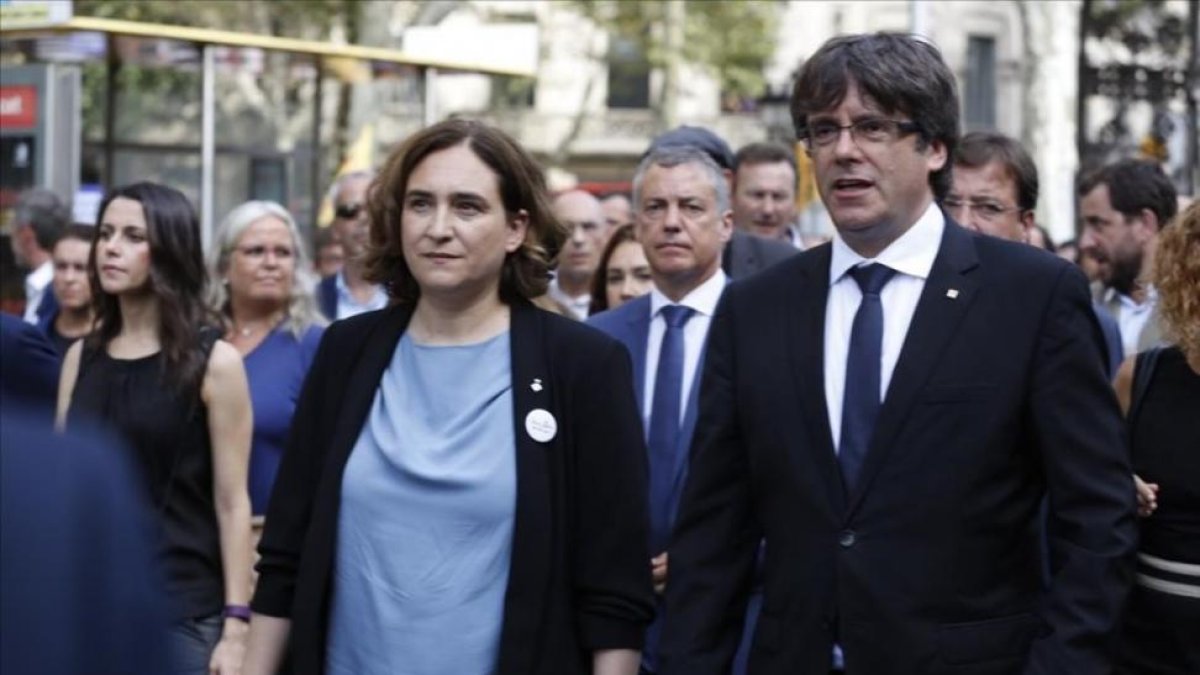 Ada Colau y Carles Puigdemont, durante la manifestación contra los atentados del pasado 27 de agosto-ALBERT BERTRAN