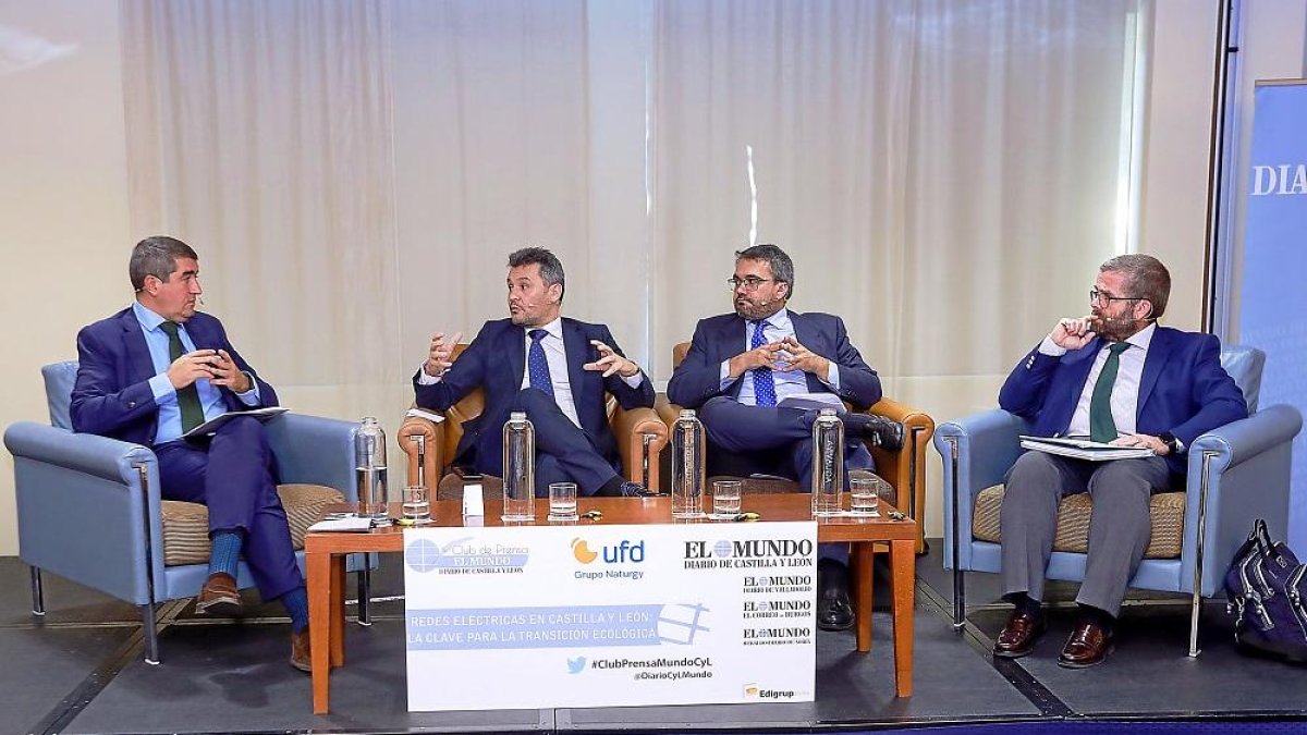 El director de El Mundo de Castilla y León, Pablo Lago; el director de UFD, Raúl Suárez; Joaquín Chico, senior mánager de Deloitte; y el presidente de Apecyl, Javier Gracia, en un momento del Club de Prensa.-J. M. LOSTAU