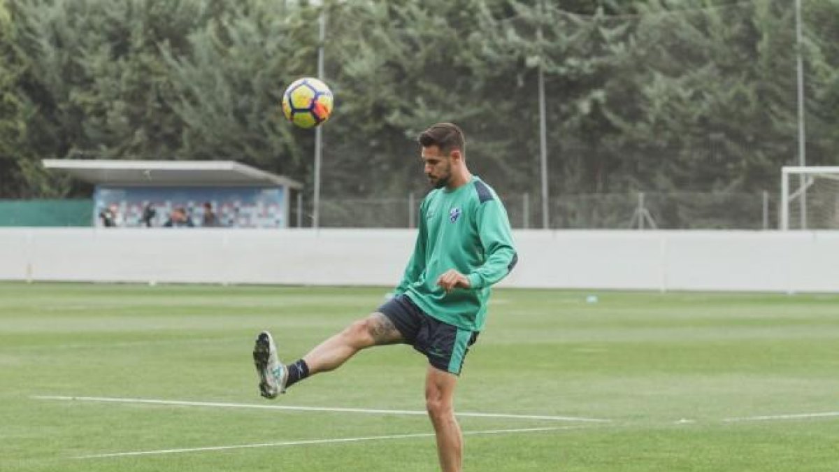Luso Delgado, en un entrenamiento-SD HUESCA