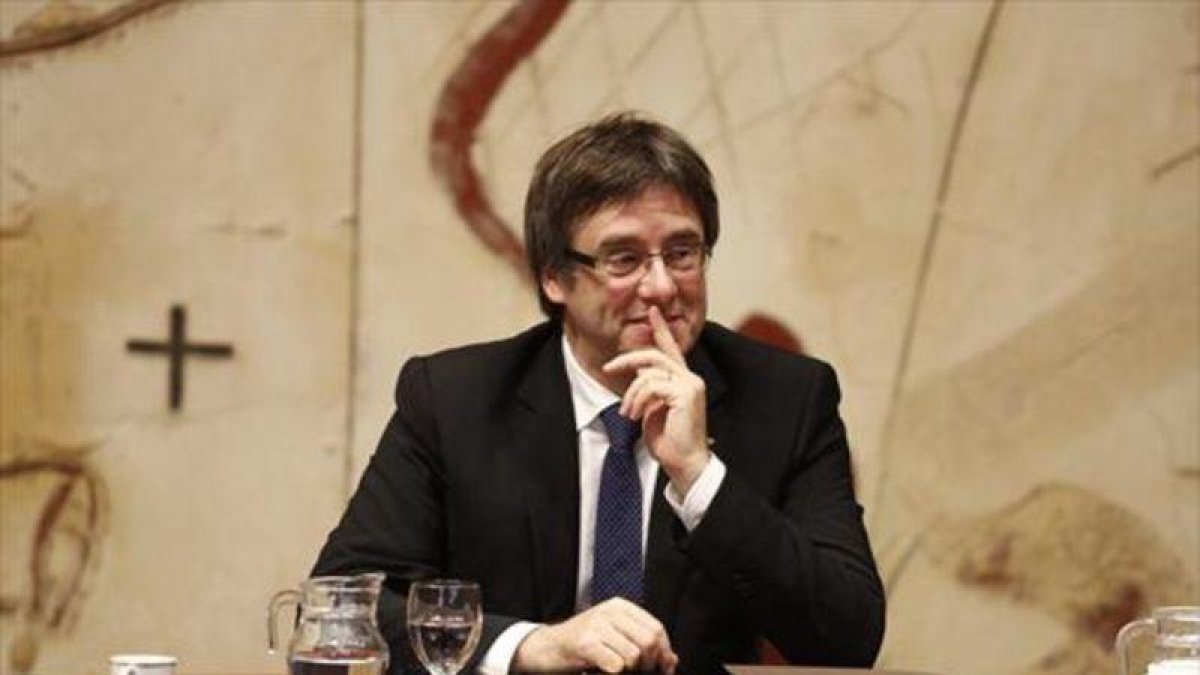 El 'president' Carles Puigdemont, en una reunión de Govern.-JOAN CORTADELLAS