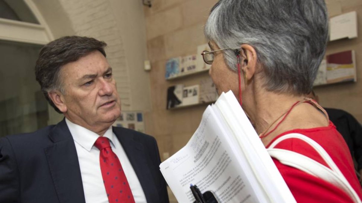 El presidente de la Diputación de Segovia, Francisco Vázquez, junto con la hasta ahora directora del Museo Esteban Vicente, Ana Martínez de Aguilar, después de la reunión del Patronato del museo-ICAL
