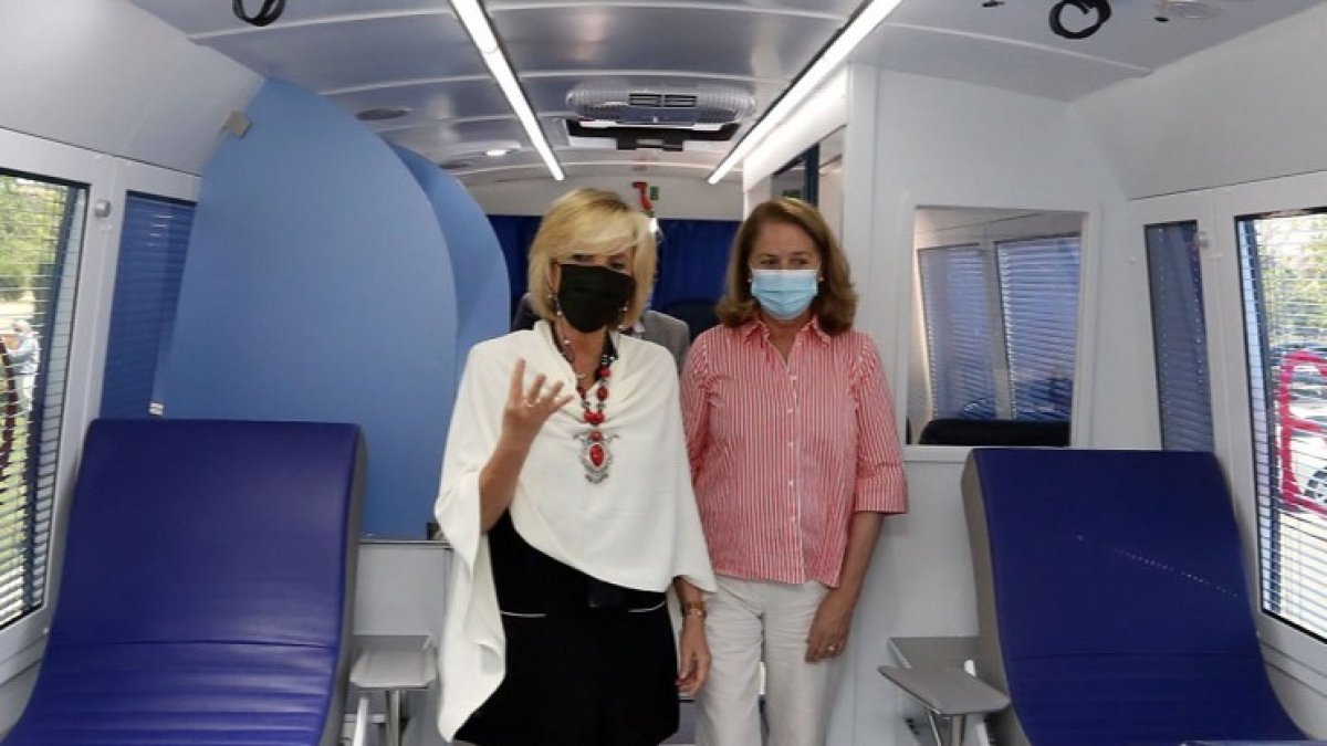 La consejera de Sanidad, Verónica Casado, y la directora técnico gerente del Centro de Hemoterapia y Hemodonación, Lydia Blanco, presentan las nuevas unidades de donación móvil del Centro de Hemoterapia y Hemodonación de Castilla y León.- ICAL