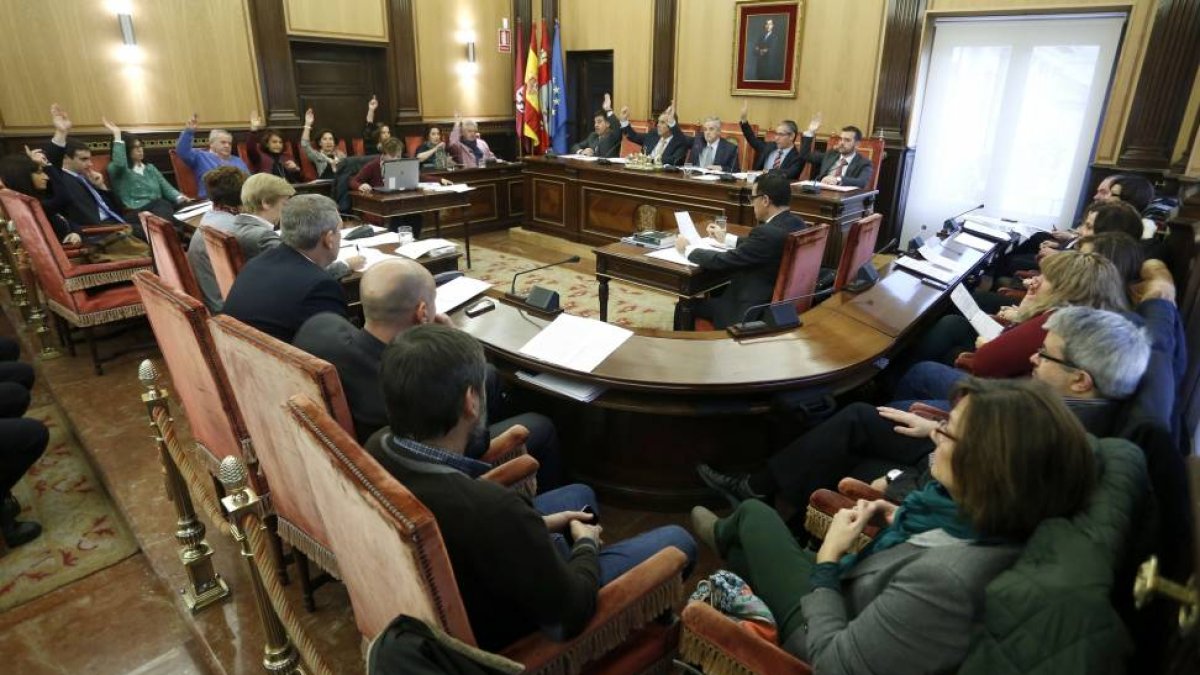 Celebración del Pleno en el Ayuntamiento de León-Ical