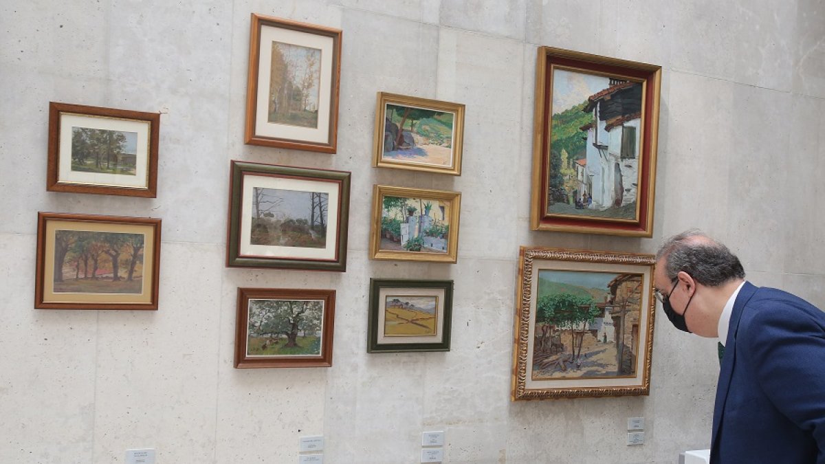 Un hombre contempla algunas de las obras de la exposición.| ICAL