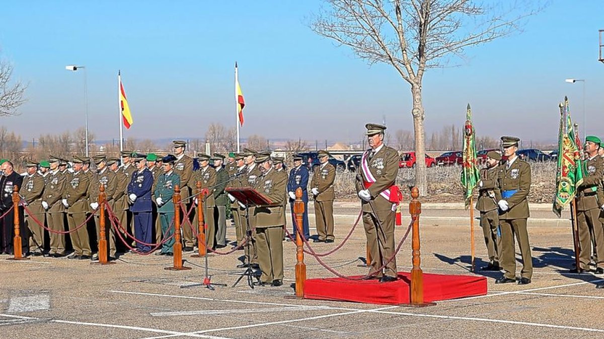 Varios militares, durante el acto en memoria a su patrón.-E. M.