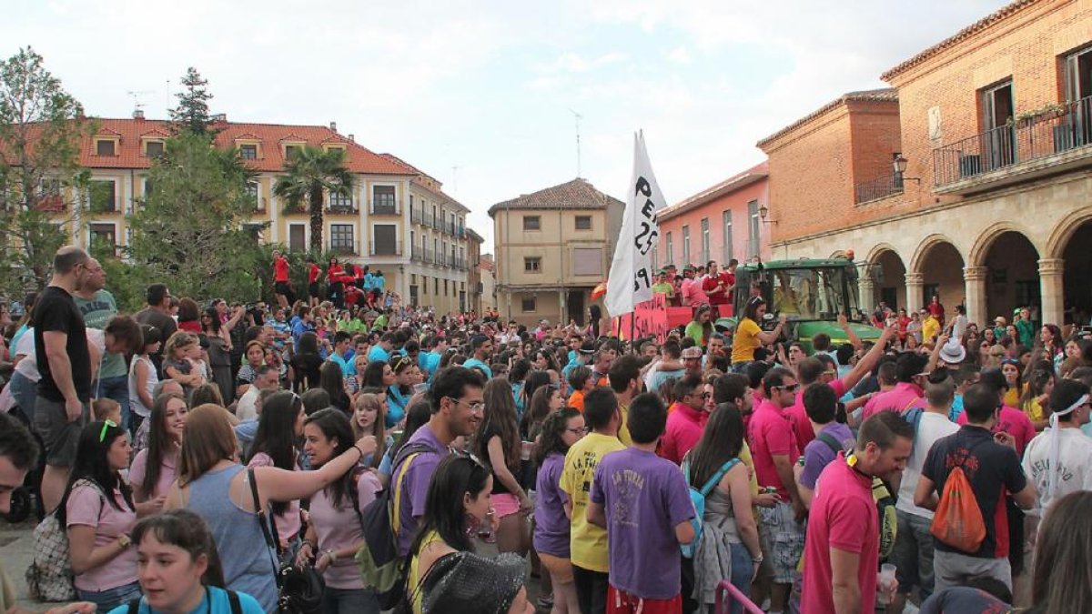 Asistentes al desfile de carrozas de las fiestas patronales de Medina de Rioseco en honor a San Juan Bautista.-EL MUNDO