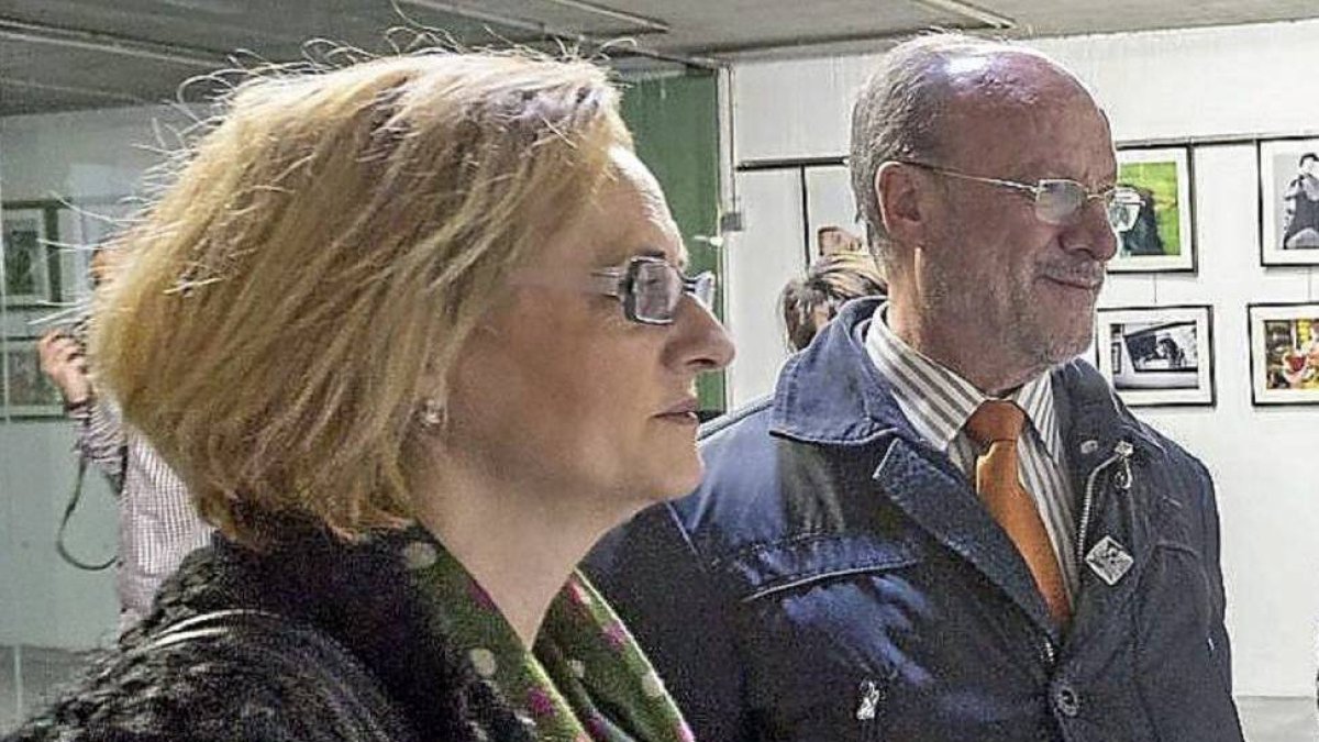Pocas horas antes de recibir la noticia de su reelección como candidato, el alcalde, Javier León de la Riva, asistió junto a la concejala Rosa Hernández a la cuarta edición de la muestra fotográfica Esencia de Mujer-M. Á. SANTOS