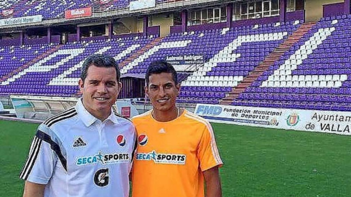 Cano y Zambrano posan sobre el césped-El Mundo