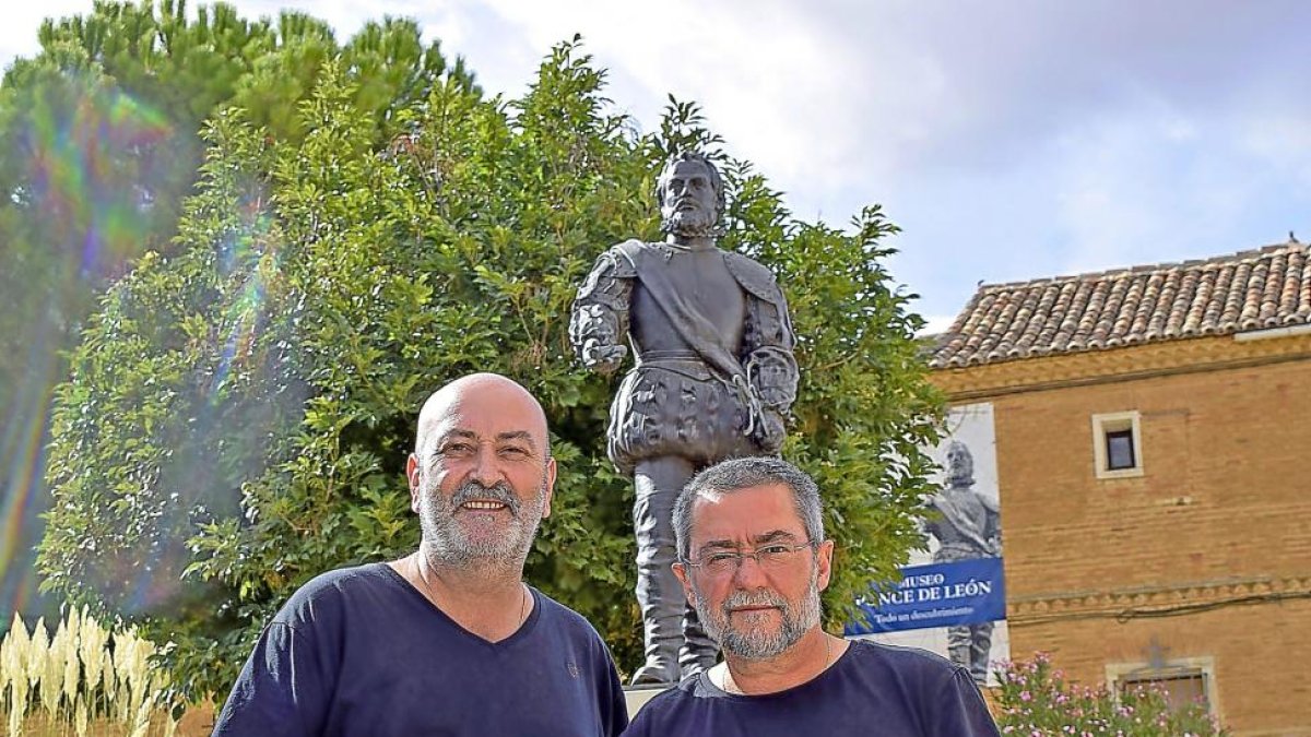 Miguel (i) y Emilio, ante la estatua del descubridor Juan Ponce de León, que nació en Santervás de Campos en el siglo XV, y cuyo museo rinde hoy homenaje a su memoria.-ARGICOMUNICACIÓN