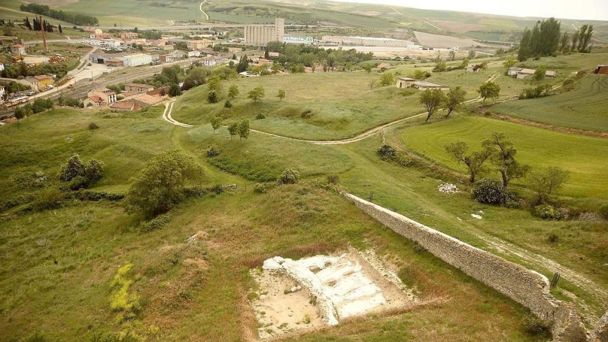 Vista aérea del yacimiento con Pancorbo al fondo.-G. GONZÁLEZ