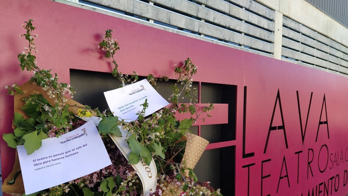 Una ramo de flores colocado en el LAVA, esta mañana